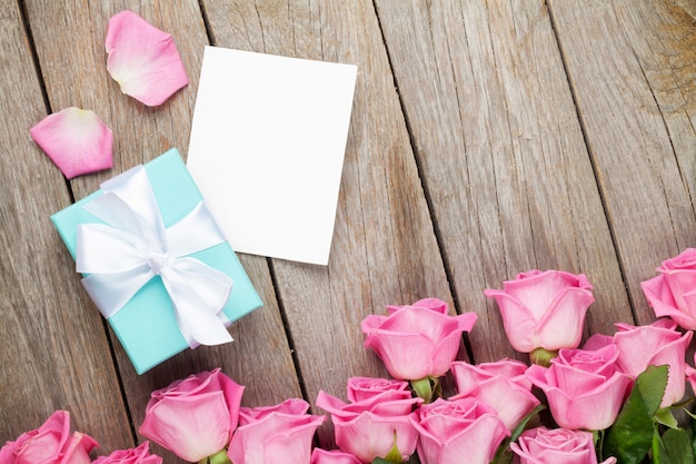 Rosa Rosen und Valentinstag Grußkarte oder Fotorahmen und Geschenkbox