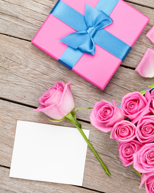 Foto rosa rosen und valentinstag grußkarte oder fotorahmen und geschenkbox