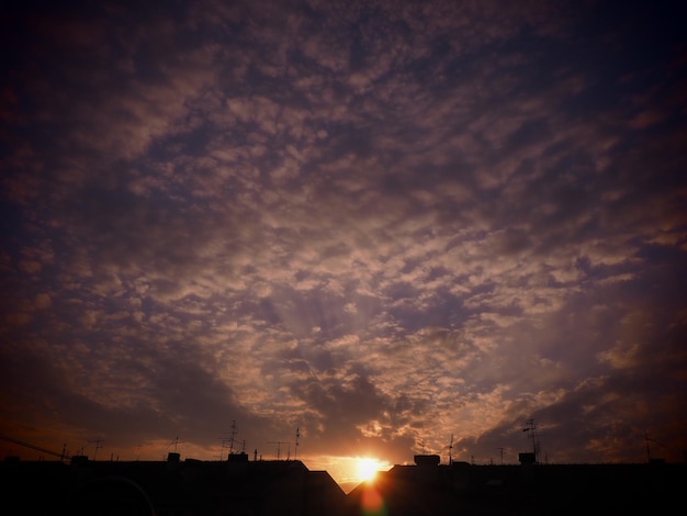 Rosa rot lila Sonnenuntergang Himmel Wolke Dramatischer Sonnenuntergang Himmel Wunderbarer Sonnenuntergang Wolken am Abendhimmel Die Strahlen der Sonne durchdringen die Wolken Wunderschöne Landschaft Die Sonne geht unter