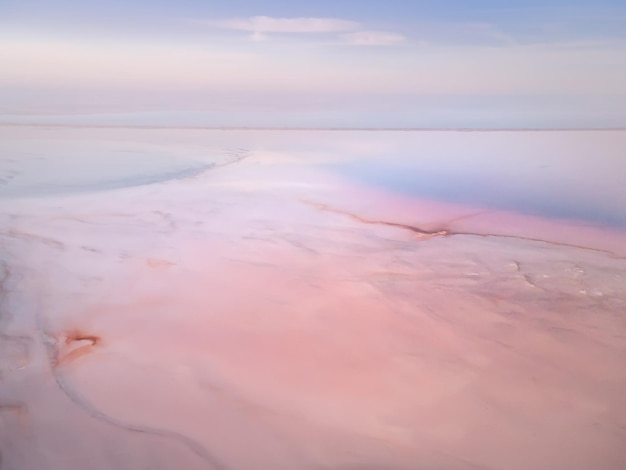 Rosa Salzsee bei Sonnenaufgang Luftbild Abstrakter Naturhintergrund SasykSivash Salzsee Krim