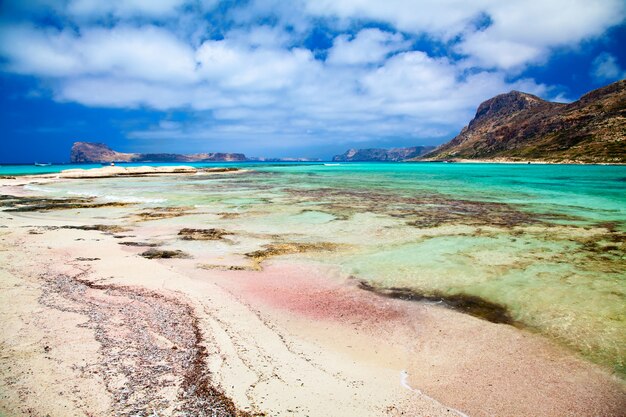 Rosa Sand und türkisblaues Wasser