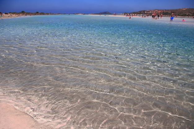 Rosa Sandstrand mit kristallklarem Wasser und Menschen Elafonisi Kreta