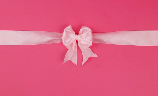 Rosa Schleife mit Schleife isoliert auf rosa Hintergrund Ansicht von oben Geschenkdekorationskonzept