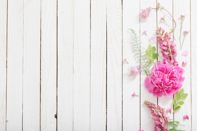 Rosa schöne Blumen auf weißem Holz