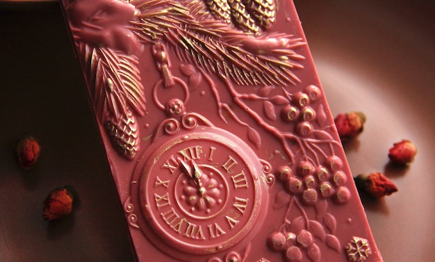 rosa Schokolade mit einem neuen Jahr und Weihnachtsthema