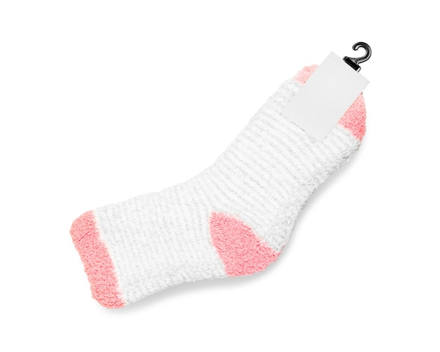 Foto rosa socken mit leerem aufkleber auf weißem hintergrund. wintersocke aus weichem stoff.