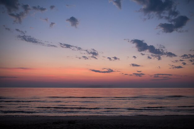 Rosa Sonnenaufgang am Strand der Adriaküste am frühen Sommermorgen