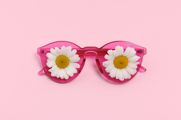 Rosa Sonnenbrille mit Gänseblümchen