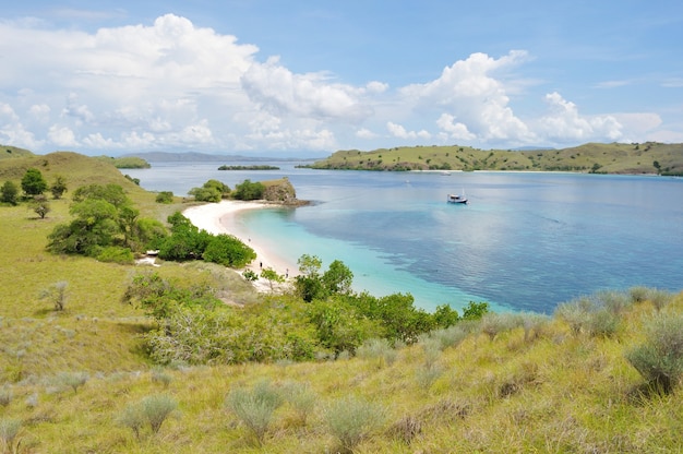Rosa Strand, einer der tropischen Strand in Flores Island, Indonesien