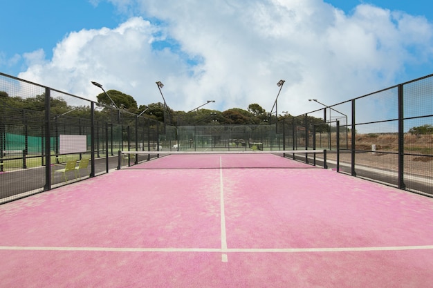 Rosa Tennisplatz mit Himmelsfarbe