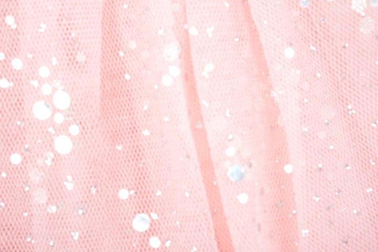 Rosa Tüllstoff mit Pailletten als Hintergrund und Textur, Nahaufnahme.
