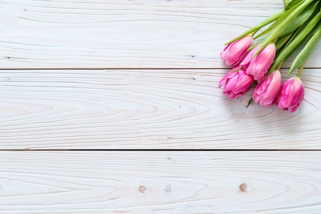 rosa Tulpeblume auf hölzernem Hintergrund