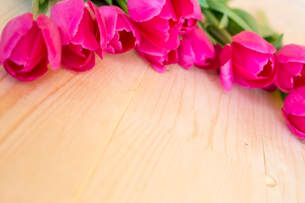 rosa Tulpen auf einem Tisch. Blumen zum Valentinstag