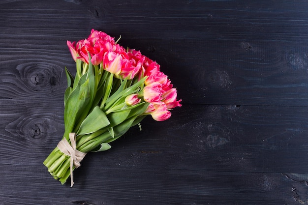 Rosa Tulpen auf Schwarzem