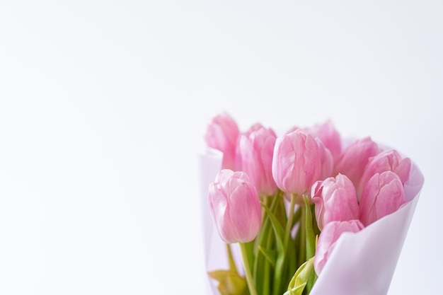 Rosa Tulpen auf weißem Hintergrund Schöne Karte für Mother39s Day
