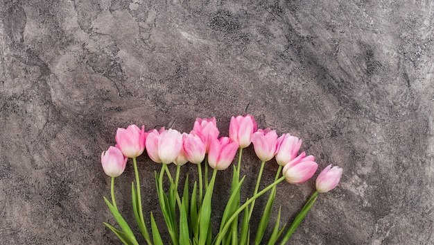 Foto rosa tulpen blüht auf holztisch für den 8. märz, den tag der internationalen frauen, den geburtstag, den valentinsgrußtag oder den muttertag