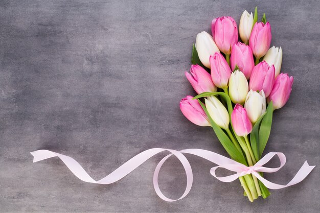 Foto rosa tulpen, geschenke auf grau