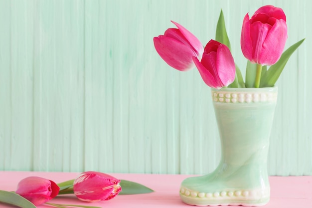 Rosa Tulpen in der Vase auf hölzernem Hintergrund