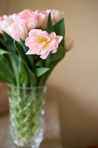 Rosa Tulpen in der Vase, die im Tisch steht Kopieren Sie Platz Grußkarte Valentinstag