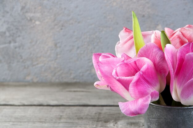 Rosa Tulpen in der Weinlesemetallschale