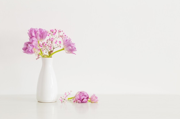 Rosa Tulpen und Schleierkraut auf weißem Hintergrund