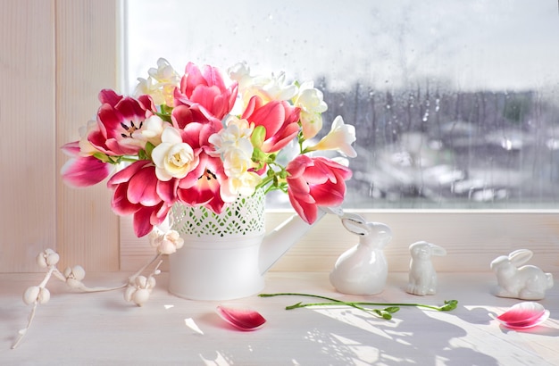 Rosa Tulpen und weiße Freesieblumen mit keramischem
