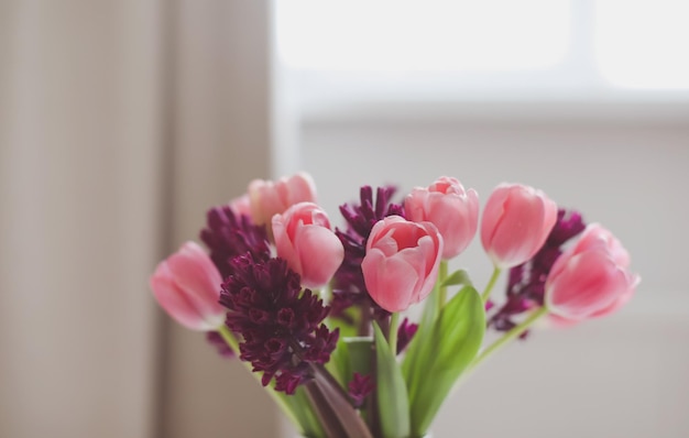 Rosa Tulpenblumenstrauß bei Tageslicht Frühlingsleben Geburtstag Ostern Konzept