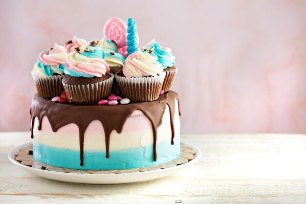 Rosa und blau festlicher Kuchen