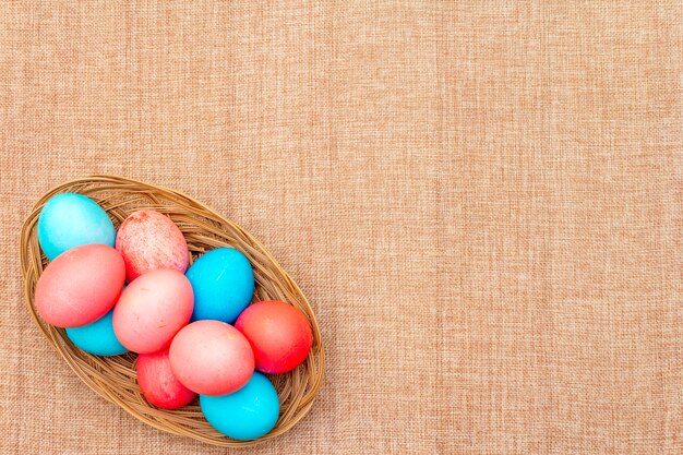 Rosa und blaue Eier in das Nest für Ostern