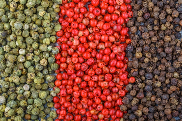 Rosa und grüner und schwarzer Pfeffer