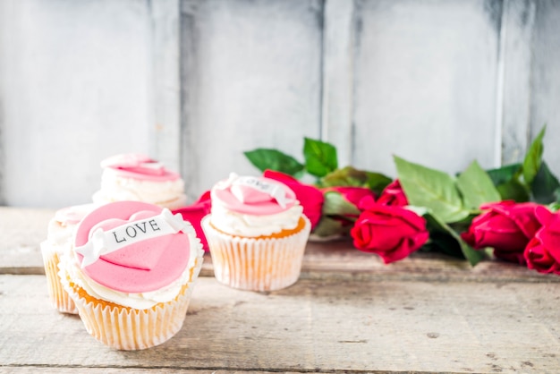 Rosa und rote kleine Kuchen des Valentinstags