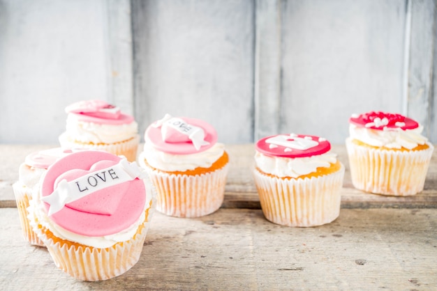 Rosa und rote kleine Kuchen des Valentinstags