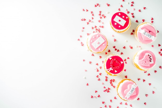 Rosa und rote kleine Kuchen des Valentinstags