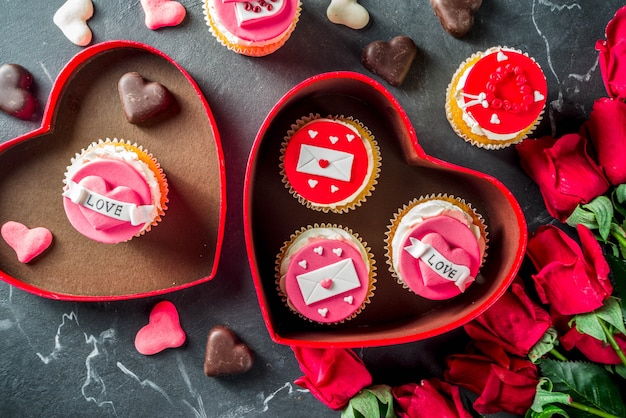 Rosa und rote kleine Kuchen des Valentinstags