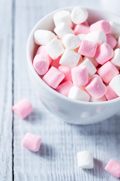 Rosa und weiße Marshmallows