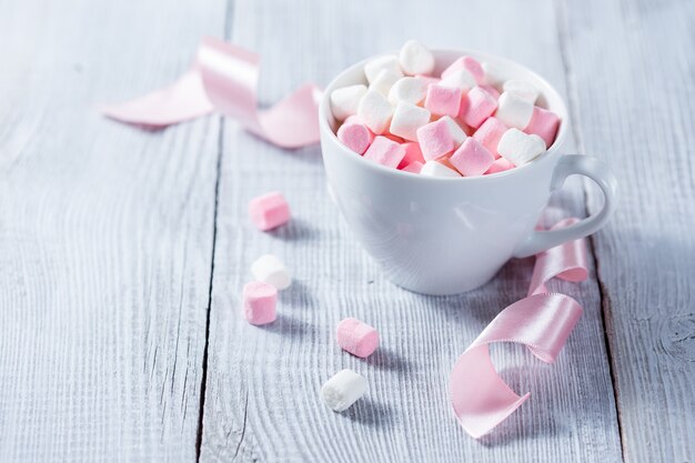 Rosa und weiße Marshmallows