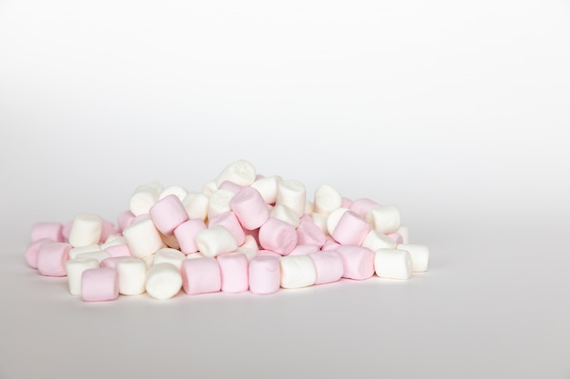 Rosa und weiße Mini-Marshmallows auf weißem Hintergrund, süßes Essen