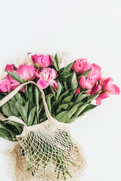 Rosa und weiße Pfingstrosenblumenstrauß in der Tasche