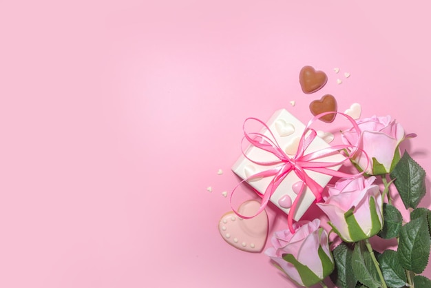 Rosa und weißer Frühlingsfeiertagshintergrund mit verschiedenen netten zarten Blumen. Valentinstag, Internationaler Frauentag 8. März, Geburtstag, Muttertagsgrußkarte Mockup Draufsicht Flatlay Rahmen