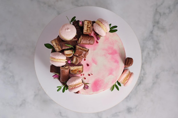 Rosa und weißer Kuchen für ein Mädchen Dessert dekoriert mit Schokolade und Nudeln