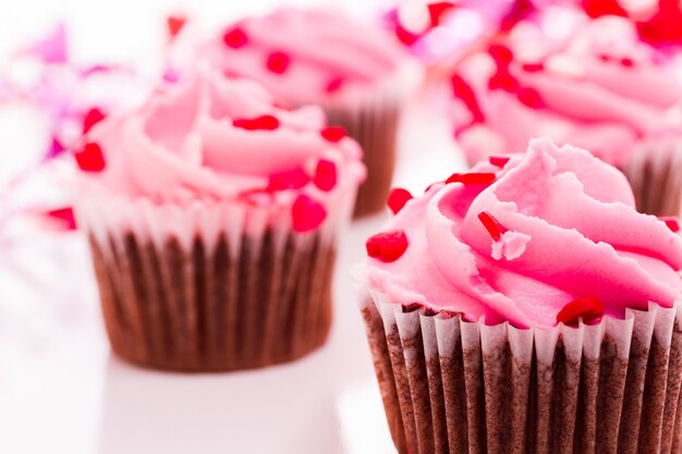 Rosa Valentinstag Cupcakes auf weißem Hintergrund.