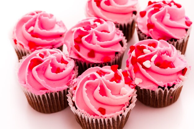 Rosa Valentinstag Cupcakes auf weißem Hintergrund.