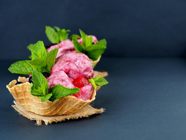 Rosa veganes Eis in einer Waffelschale