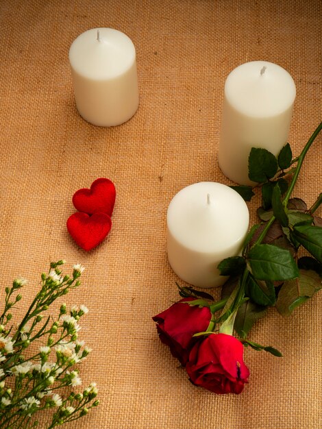 Rosa con velas adornos del día de san valentín.