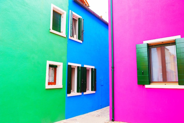 Rosa, verde y bue coloridas casas en la isla de Burano, Venecia, Italia