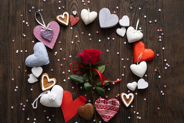 Rosa vermelha com corações em fundo de madeira cartão postal feliz dia dos namorados conceito de amor para o dia das mães ou dia dos namorados cartão com espaço para texto