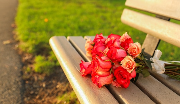 rosa vermelha e flores florescem contra um pano de fundo suave e desfocado da natureza, mostrando a beleza do amor e