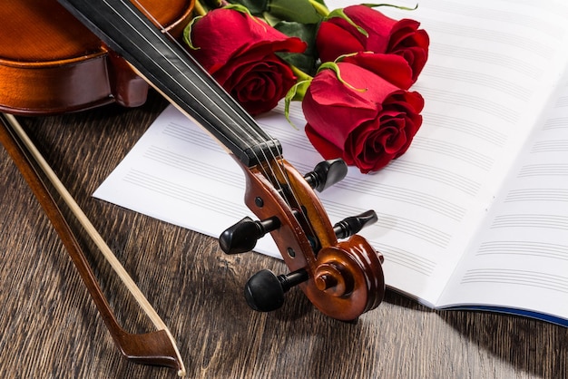 Rosa de violín y libros de música.