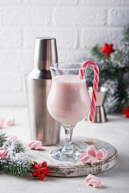 Rosa Weihnachtscocktail mit Eibisch