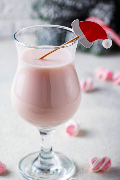 Rosa Weihnachtscocktail mit Eibisch